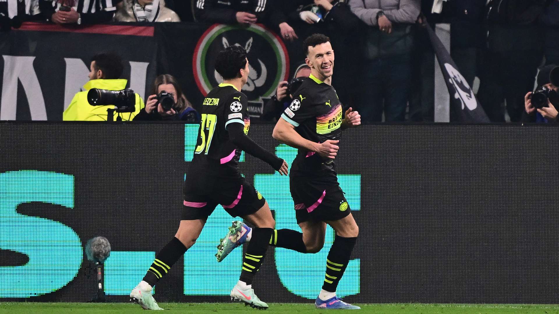 德甲：主场完胜 拜仁慕尼黑队3-2击败沃尔夫斯堡队.